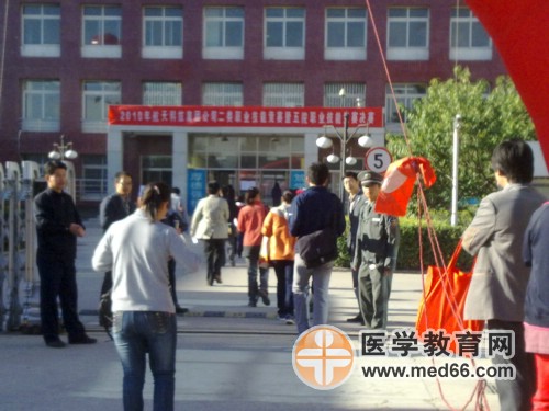 上午8:30，執(zhí)業(yè)藥師考生陸續(xù)進(jìn)入考場(chǎng)