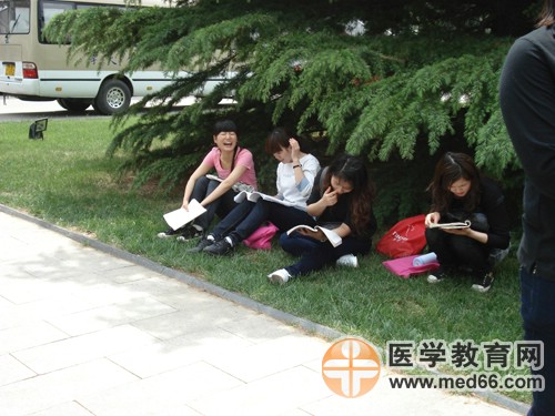 衛(wèi)生資格第一場結束后的考生開始復習