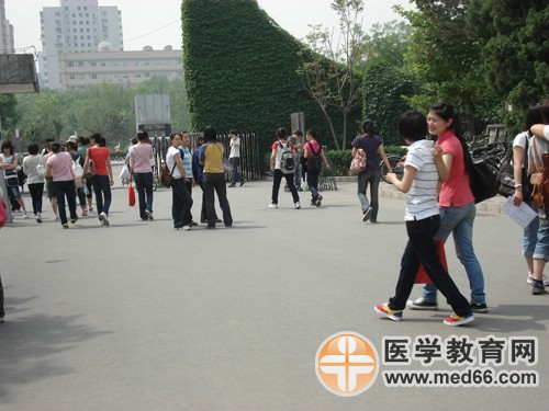 衛(wèi)生資格考生陸續(xù)離開考場(chǎng)