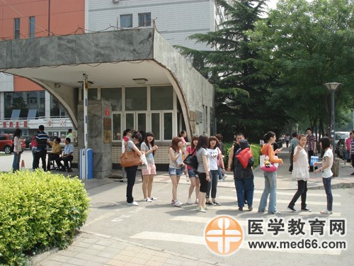 5月22日上午，衛(wèi)生資格第一場(chǎng)考試結(jié)束。