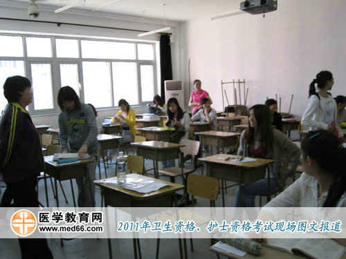 經(jīng)過(guò)證件檢查，考生進(jìn)入教室，準(zhǔn)備開(kāi)考