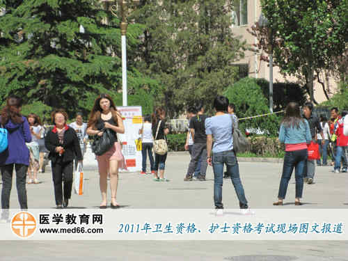 上午11：00，衛(wèi)生資格第一科考試結(jié)束，考生們陸續(xù)走出考場(chǎng)。