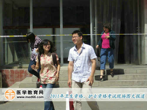 上午10:00，開始有衛(wèi)生資格考生走出考場，從考生臉上的笑容可以看出考得不錯(cuò)