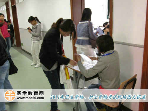 衛(wèi)生資格、護士資格考試監(jiān)考老師仔細核對考生準考證及身份證