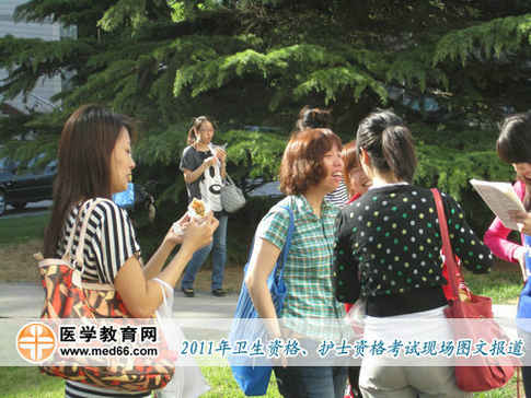 衛(wèi)生資格考試時(shí)間較早，很多考生沒(méi)有來(lái)得及吃早飯