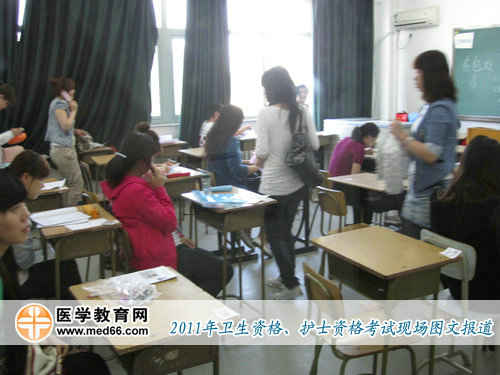 經(jīng)過檢查，衛(wèi)生資格考生走進教室，等待考試開始