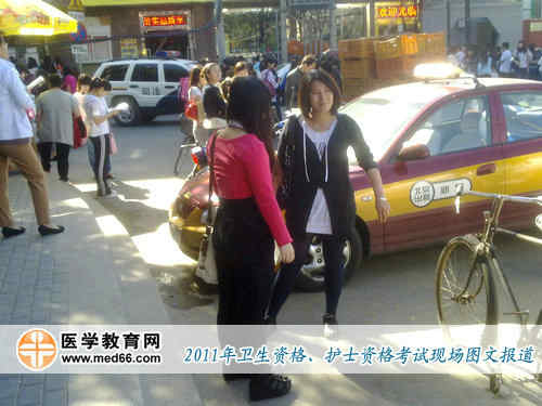 早晨8:00，十四中門(mén)口就聚滿了候考的考生