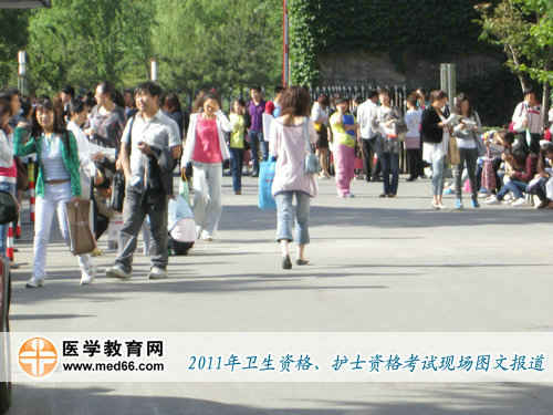 5月21日上午8:00，衛(wèi)生資格、護(hù)士執(zhí)業(yè)資格考生陸續(xù)來(lái)到考點(diǎn)