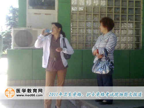 護(hù)士資格資格考場(chǎng)外，等候考生的家人