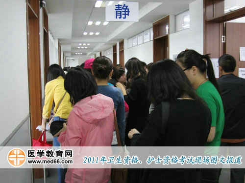 上午8:30，衛(wèi)生資格考場開放，考生們進入教學(xué)樓查找考場