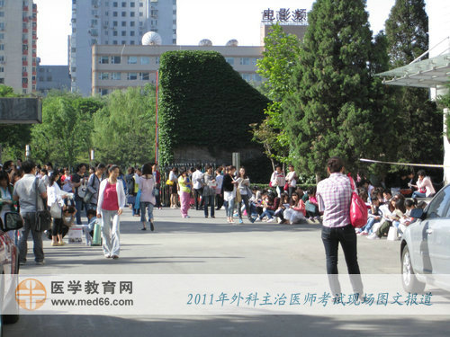 5月22日7:30，已經(jīng)有眾多外科主治醫(yī)師考生在考場外等待