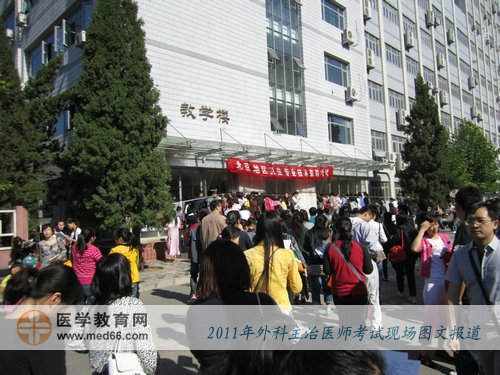 8:10，外科主治醫(yī)師考生進(jìn)入考場