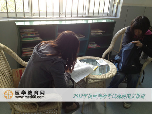 執(zhí)業(yè)藥師考試考點教學樓內(nèi) 溫習復習一角