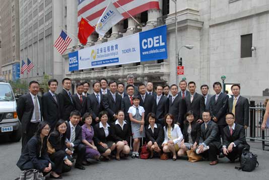 正保遠(yuǎn)程教育董事會(huì)成員及高管一行在紐交所合影