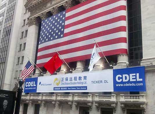美國(guó)紐交所外懸掛中國(guó)國(guó)旗和正保遠(yuǎn)程教育的旗幟和條幅
