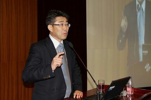 高福作題為《動(dòng)物源性傳染病的發(fā)生與控制:埃博拉與流感》的學(xué)術(shù)報(bào)告