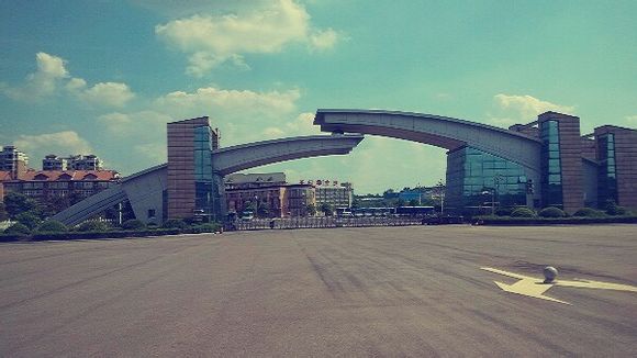 湖南中醫(yī)藥大學(xué)大門(mén)