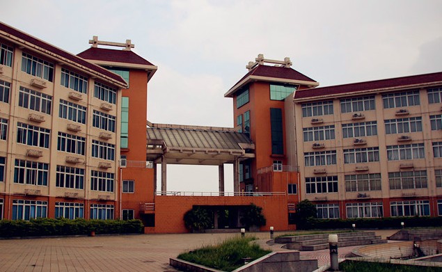 成都中醫(yī)藥大學(xué)大門圖