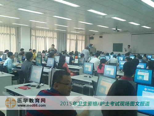 2015年內(nèi)科主治醫(yī)師人機(jī)對(duì)話考試教室內(nèi)考生都已就座，順利開(kāi)考！
