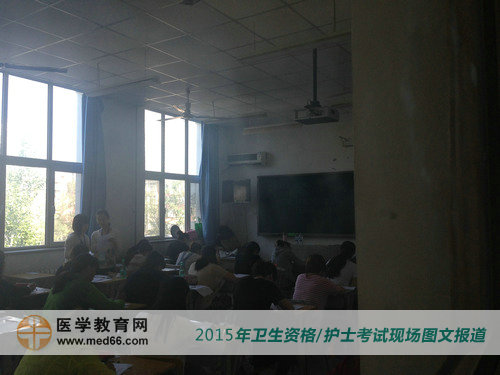 2015年衛(wèi)生資格考試正式開(kāi)考，考場(chǎng)內(nèi)氣氛緊張