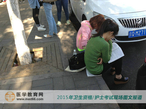 衛(wèi)生資格考試馬上就要開(kāi)始了，找個(gè)地方再?gòu)?fù)習(xí)一下