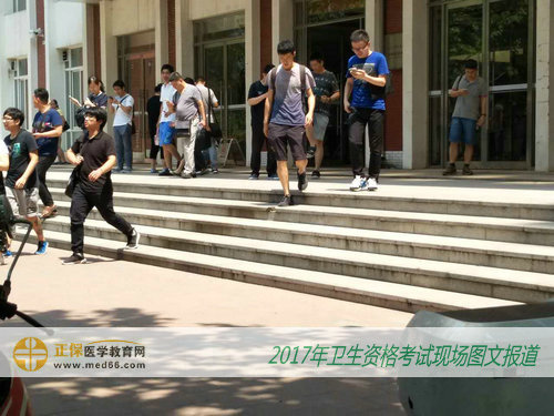 結束了上午的考試，2017年衛(wèi)生資格考生離成功更進一步！