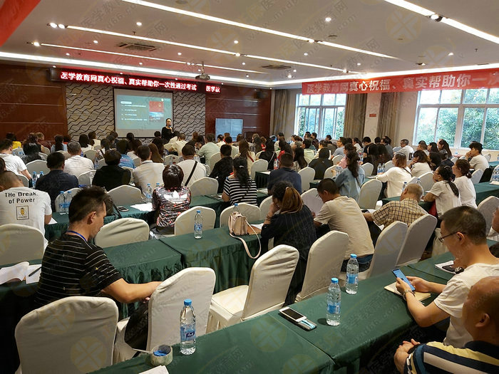 現(xiàn)場報道！錢韻文執(zhí)業(yè)中藥師面授體驗營成都開講啦！