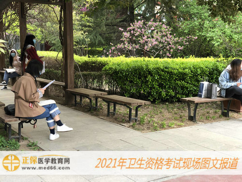 2021年衛(wèi)生資格考試現(xiàn)場報道——找個安靜的地方在學(xué)會兒！