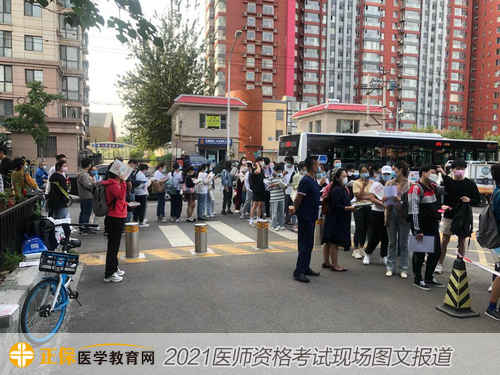 鄉(xiāng)村全科助理醫(yī)師排隊(duì)中配合防疫檢查的考生們 鄉(xiāng)村全科助理醫(yī)師排隊(duì)中配合防疫檢查的考生們