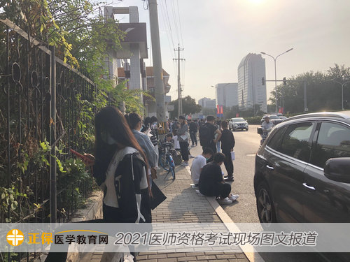 溫柔晨曦中看考點的準(zhǔn)醫(yī)師們 溫柔晨曦中看考點的準(zhǔn)醫(yī)師們