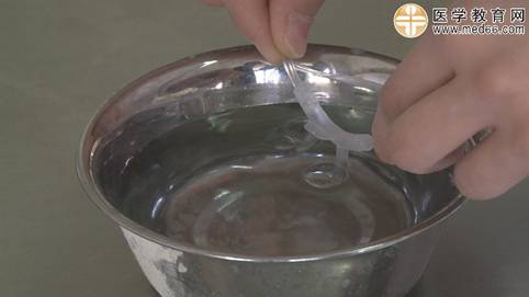 圖2 檢查吸氧管是否通暢 圖2 檢查吸氧管是否通暢