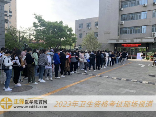 朝陽考點(diǎn)聯(lián)大商務(wù)學(xué)院考場-考生進(jìn)場排隊(duì) 朝陽考點(diǎn)聯(lián)大商務(wù)學(xué)院考場-考生進(jìn)場排隊(duì)