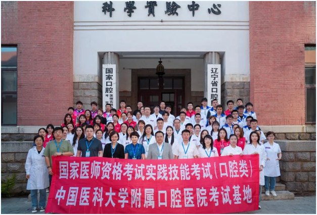 考官及工作人員合影 考官及工作人員合影